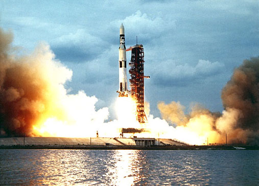 Start rakety Saturn 5 s vesmĂ­rnou stanicĂ­ Skylab (zdroj NASA).