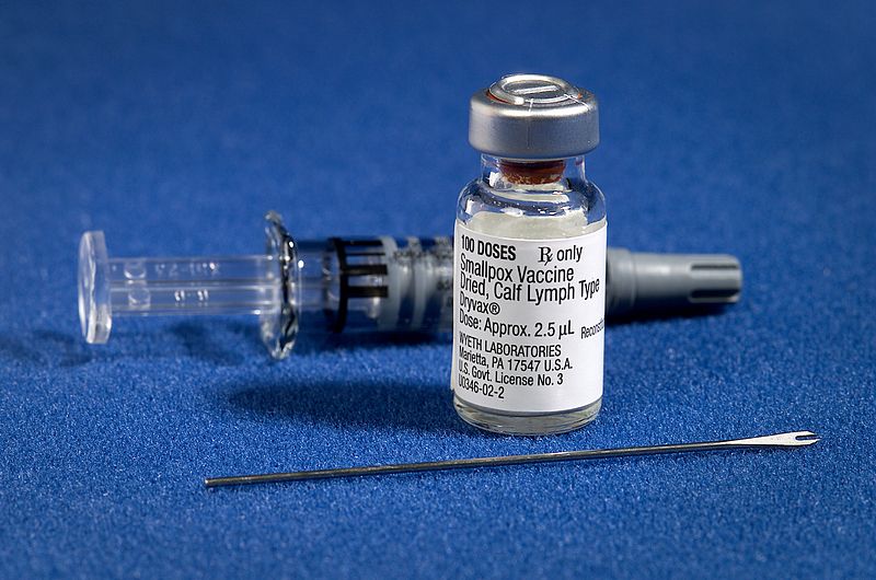 Očkování proti neštovicím. Kredit: CDC.