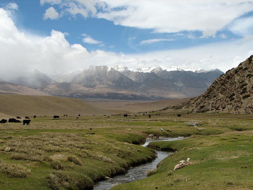 Krajina v okolí soustavy Tibet AS-gamma Experiment. Kredit: Mckaysavage / Wikimedia Commons.