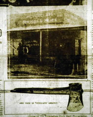 TitulnĂ­ strĂˇnka The Birmingham News. Vztahuje se k udĂˇlosti ze dne 23. ledna 1923, kdy byli ve svĂ©m obchodÄ› nalezeni Luig Vitellaro (42) se svou manĹľelkou Josephine (32), mrtvi. Luigiho nÄ›kdo zabil ve chvĂ­li kdy zvedal pytel brambor a jeho ma