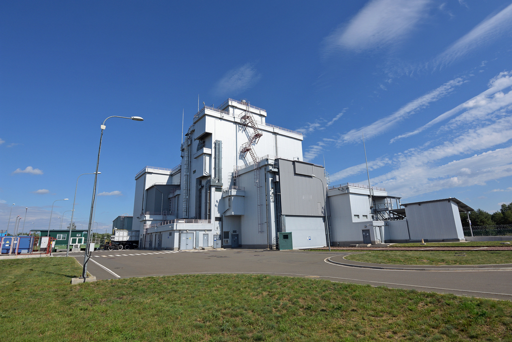 Budova s horkými komorami pro úpravu palivových souborů před uložením do kontejnerů pro suchý mezisklad (zdroj ChNPP)