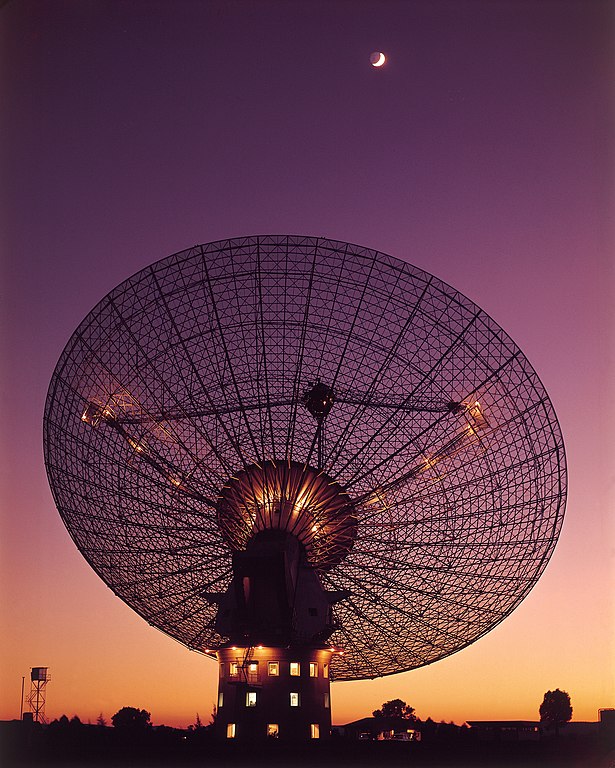 Australskému radioteleskopu CSIRO, který se nedaleko Parkes v Novém Jižním Walesu tyčí do výšky téměř 55 metrů, je již 61 let. Nádherná fotografie z roku 1969 zachycuje dalekohled v okamžicích prvního přistání člověka na Měsíci, kdy přenášel signál n