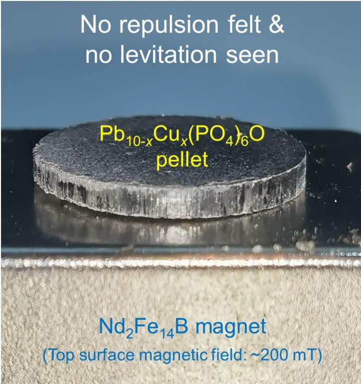 Plátek olovnatého apatitu syntetizovaný čínskými vědci nebyl permanentním magnetem nijak odpuzován. Kredit: Li Liu et al: Semiconducting transport in Pb10-xCux(PO4)6O sintered from Pb2SO5 and Cu3P, arXiv 2023