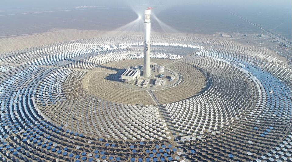 Solární energetika nabírá na obrátkách. Kredit: Csp.guru, Wikimedia Commons, CC BY-SA 4.0.