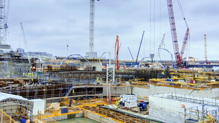 Stavba dvou reaktorů EPR v elektrárně Hinkley Point C značně pokročila (zdroj EDF Energy).