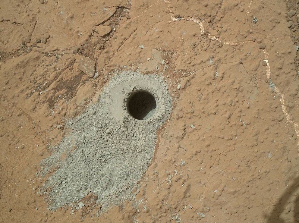 Vyvrtaný balvan „Cumberland.“ Kredit: NASA/JPL-Caltech/MSSS.