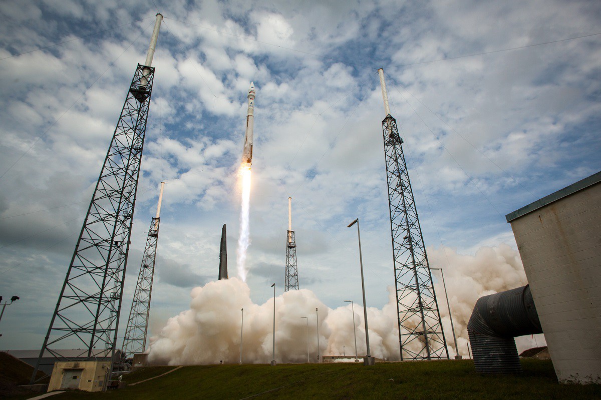 Start mise MAVEN na raketĂ© Atlas V. Zdroj: https://upload.wikimedia.org/