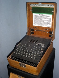 Ĺ ifrovacĂ­ stroj Enigma. Kredit: Sperling, Wikimedia Commons.