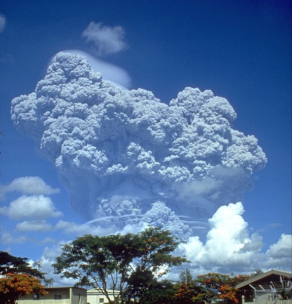 Slavná erupce sopky Pinatubo, 12. červen 1991. Kredit: U.S. Geological Survey / Wikimedia Commons.
