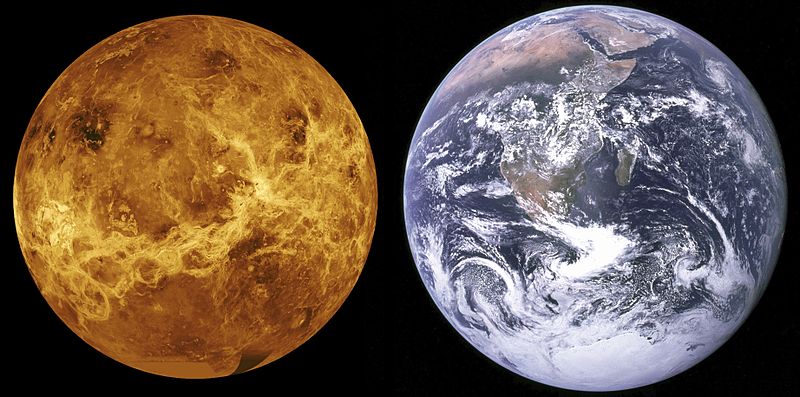 PorovnĂˇnĂ­ â€žsesterskĂ˝châ€ś planet VenuĹˇe a ZemÄ›. ZatĂ­mco naĹˇe planeta, nachĂˇzejĂ­cĂ­ se v obyvatelnĂ© zĂłnÄ› kolem mateĹ™skĂ© hvÄ›zdy je vhodnĂˇ pro rozvoj Ĺľivota, rozpĂˇlenĂˇ VenuĹˇe s povrchovou teplotou blĂ­ĹľĂ­cĂ­ se 500 Â°C by komplexn