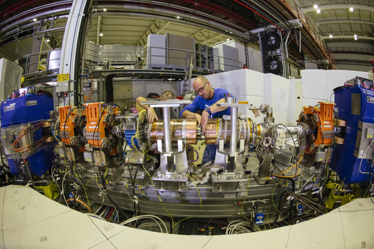 Práce na zařízení ELENE, které zajišťuje dodatečné zpomalení antiprotonů, než se pošlou k jednotlivým experimentům (zdroj CERN).