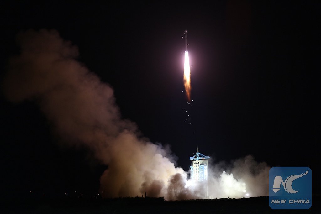 Start rakety DlouhĂ˝ pochod 2D s druĹľicĂ­ QSS.  Zdroj: spaceflight101.com