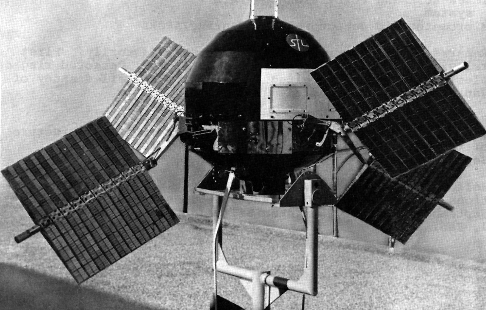 Explorer 6 byl prvnĂ­ sondou s typickĂ˝mi panely solĂˇrnĂ­ch bateriĂ­ (zdroj NASA).