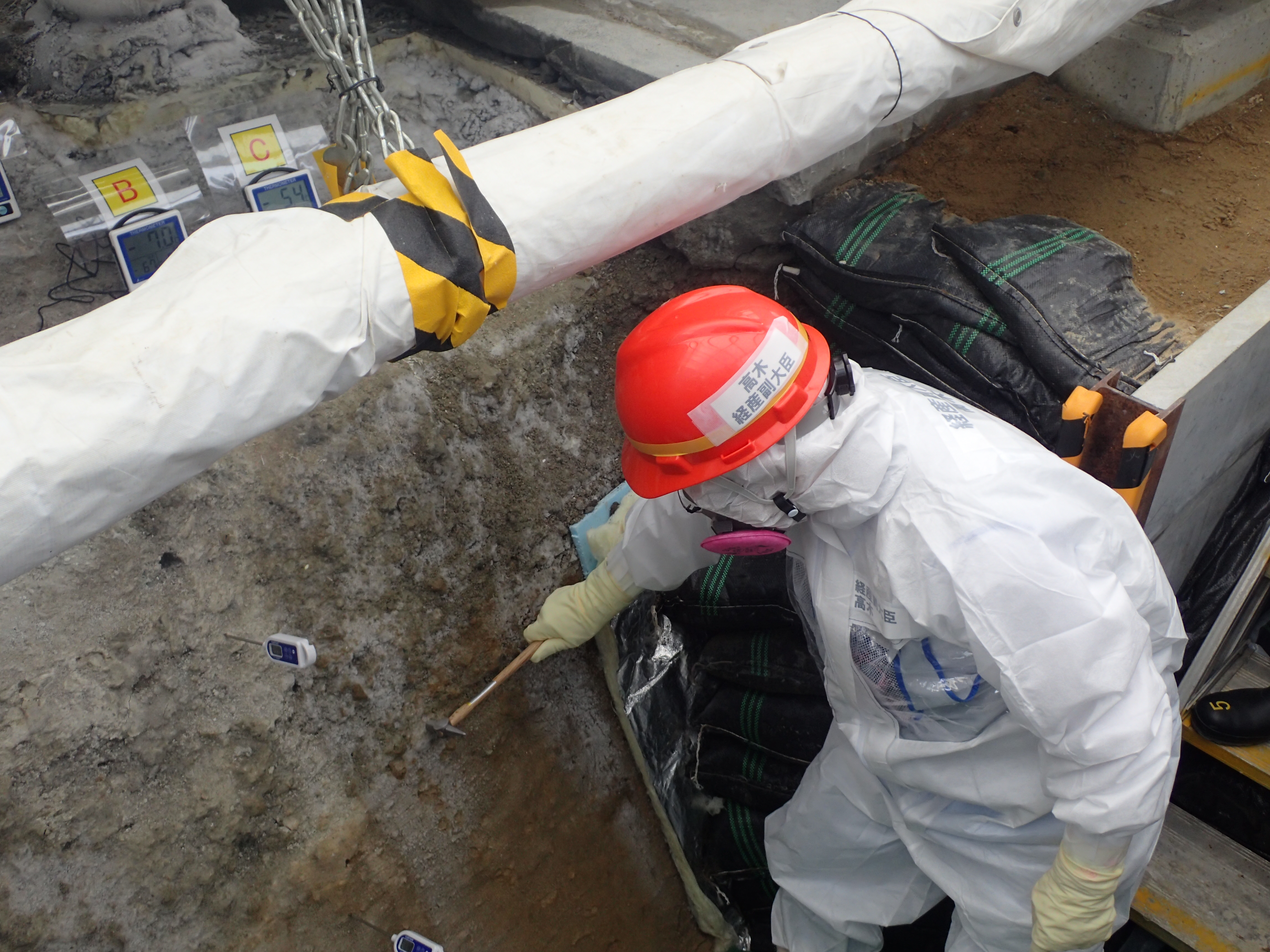 Kontrola budované ledové stěny kolem nejkontaminovanější částí elektrárny Fukušima I (zdroj TEPCO).