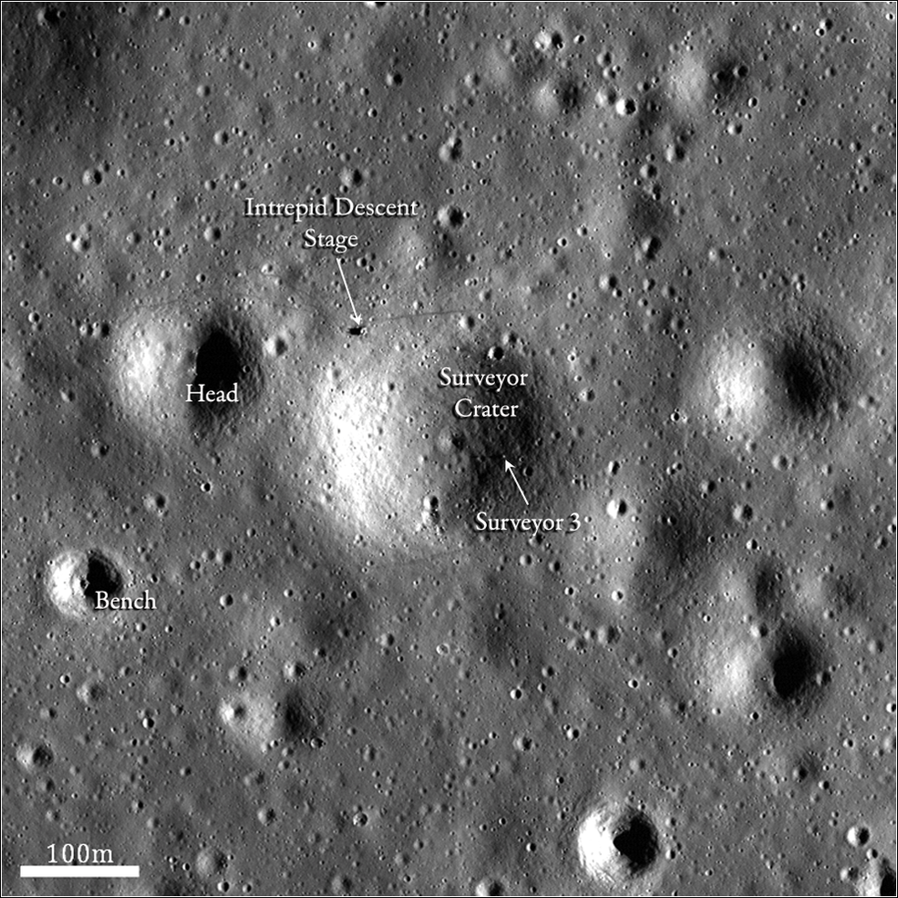 Místo přistání Apolla 12 a Surveyoru 3 vyfotografovanému měsíční družicí Lunar Reconnaissance Orbiter (zdroj NASA).