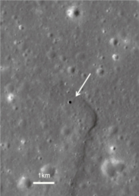 PĹ™edpoklĂˇdanĂ© mĂ­sto pĹ™istĂˇnĂ­ Marius Hills v blĂ­zkosti lunĂˇrnĂ­ jeskynÄ› (oznaÄŤenĂ© Ĺˇipkou).  Zdroj.jaxa.jp