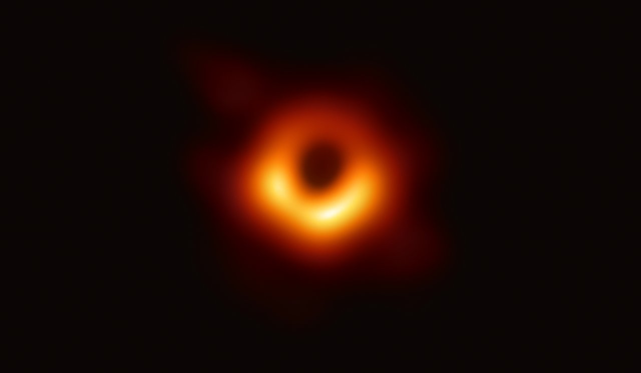Obrázek supermasivní černé díry v galaxii M87 pořízený systémem devíti velkých pozemních radioteleskopů, které pracovaly jako velký interferometr (zdroj ESO).