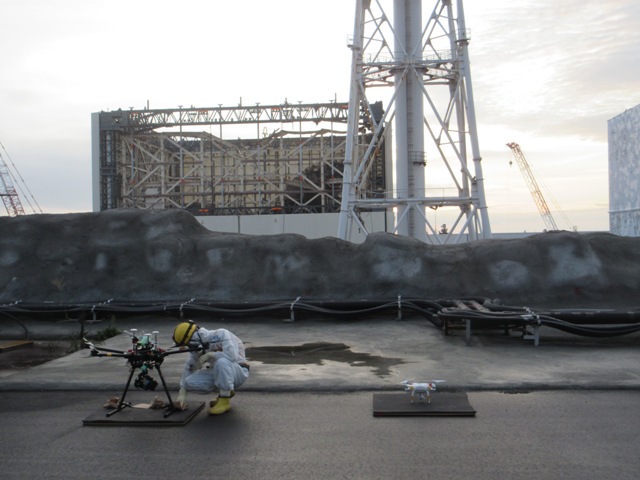 Příprava dronu ke startu k průzkumu ventilačního systému prvního a druhého bloku (zdroj TEPCO).