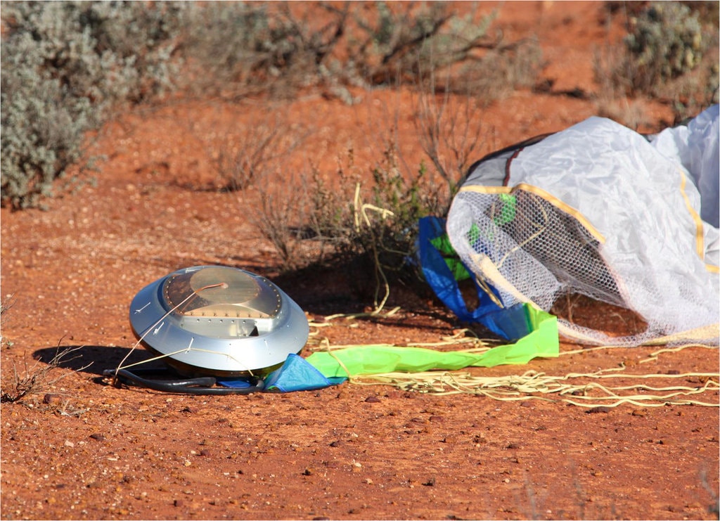 Přistání návratového pouzdra sondy Hajabusa v australské poušti (zdroj JAXA).