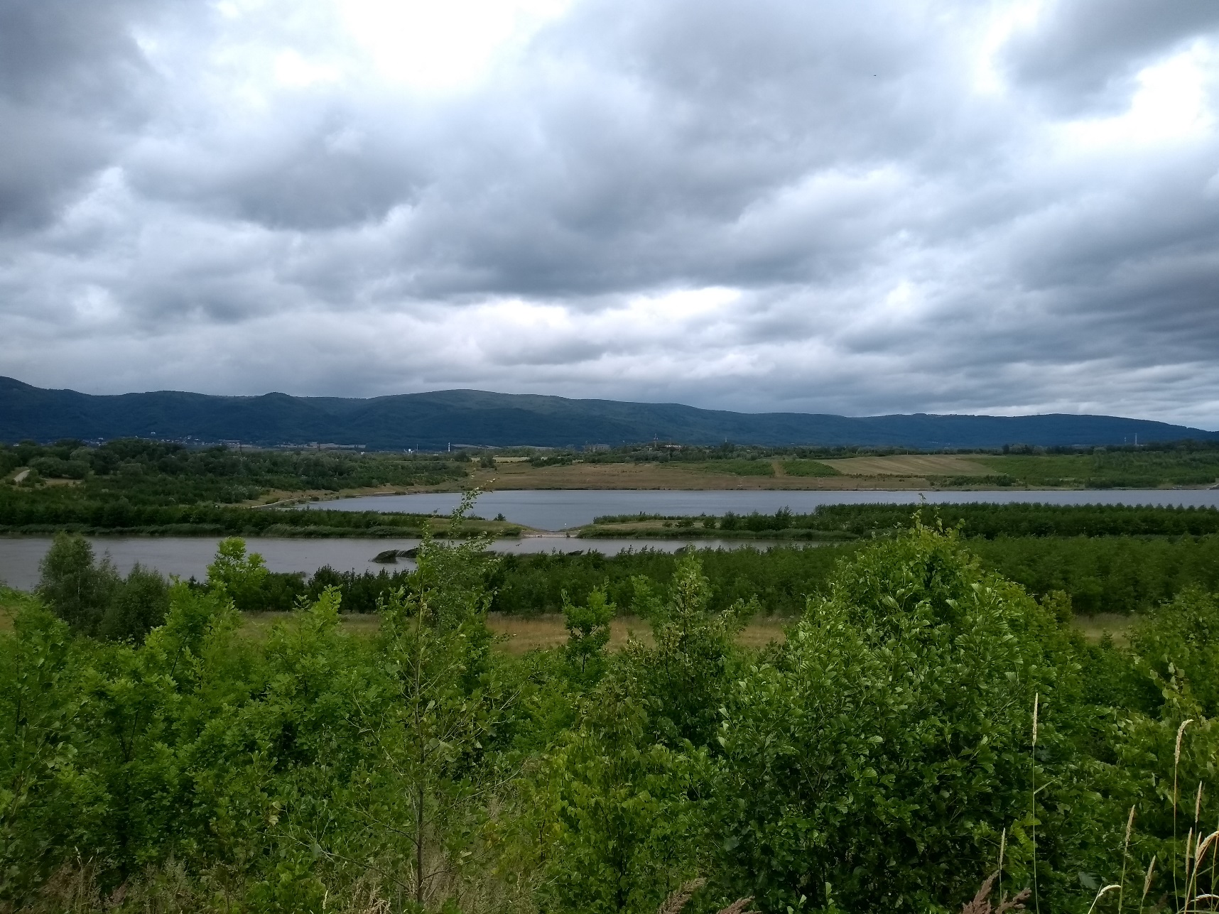 Pro akumulaci by se mohl využít i systém jezer vzniklých v severozápadních Čechách po těžbě uhlí. Pomůže to, ale stačit to nebude. Jezero Milada. (Foto Vladimír Wagner)