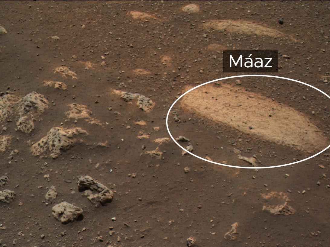 Skála Máaz se stala cílem prvních mineralogických a chemických analýz (zdroj NASA).