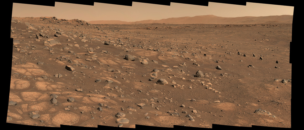 Světle zbarvené kameny vypadající jako dlaždice budou patrně prvními, ze kterých se budou odebírat vzorky hornin. Mosaikový snímek byl získán 8. července 2021 (zdroj NASA/JPL-Caltech).