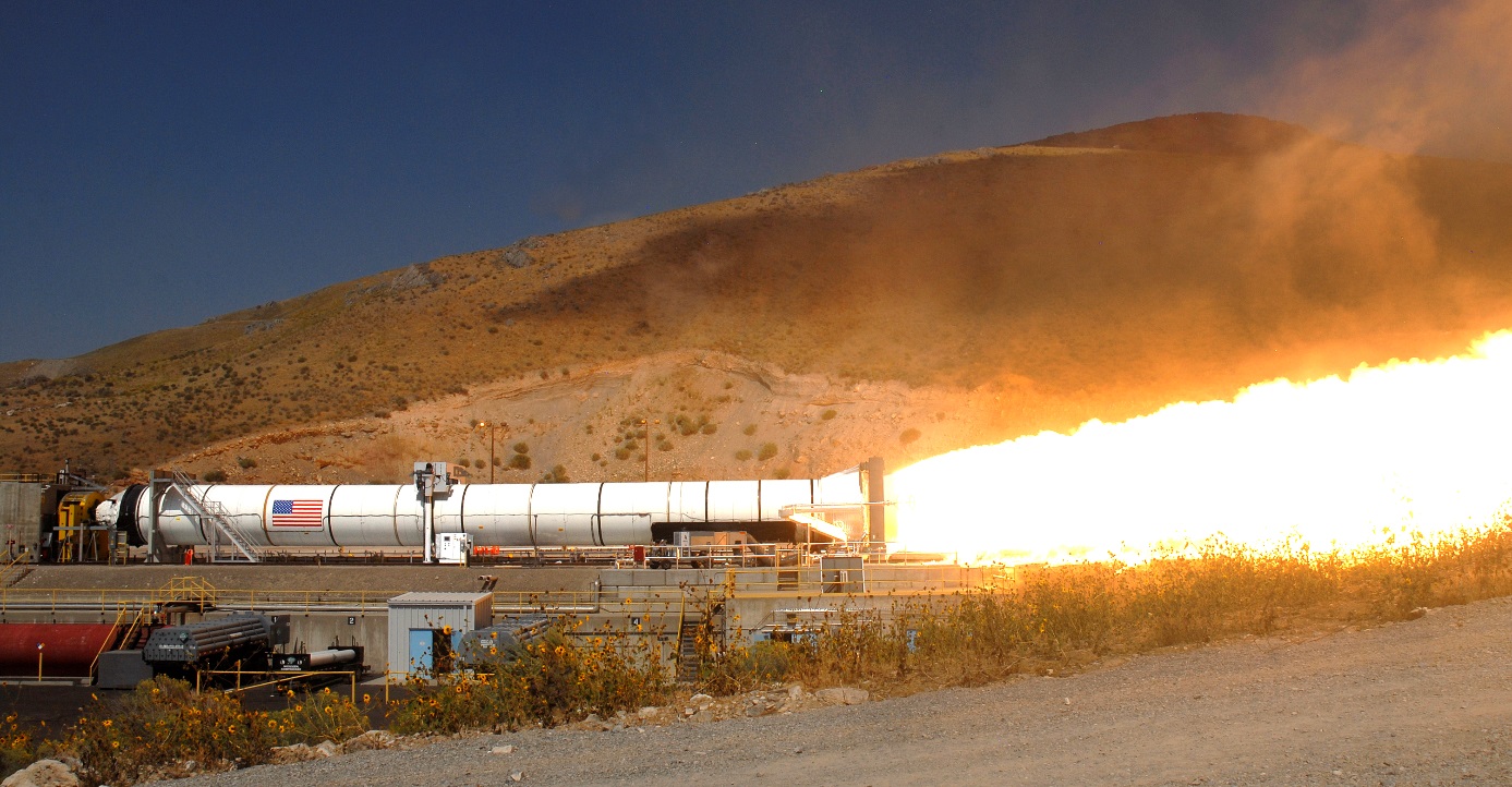 Testy nejvÄ›tĹˇĂ­ch motorĹŻ na tuhĂ© palivo SRB, kterĂ© provedla NASA a firma ATK Space Systems v roce 2011 (zdroj ATK).