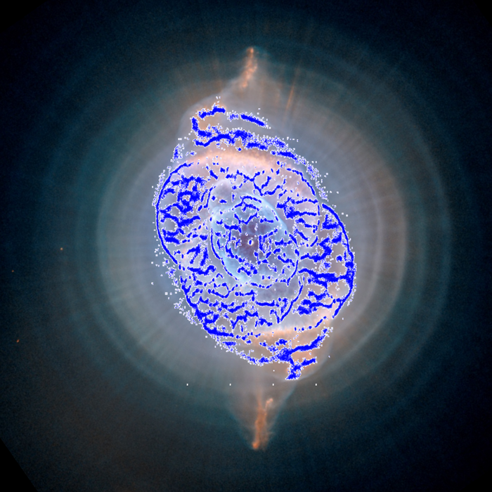 Kompozit snĂ­mku NGC 6543 z Hbbleova teleskopu - modĹ™e jsou zvĂ˝raznÄ›ny oblasti, kterĂ© snĂ­maly detektory sondy Gaia.  Kredit: NASA/ESA/HEIC/The Hubble Heritage Team/STScI/AURA (background image); ESA/Gaia/DPAC/UB/IEEC (blue points)