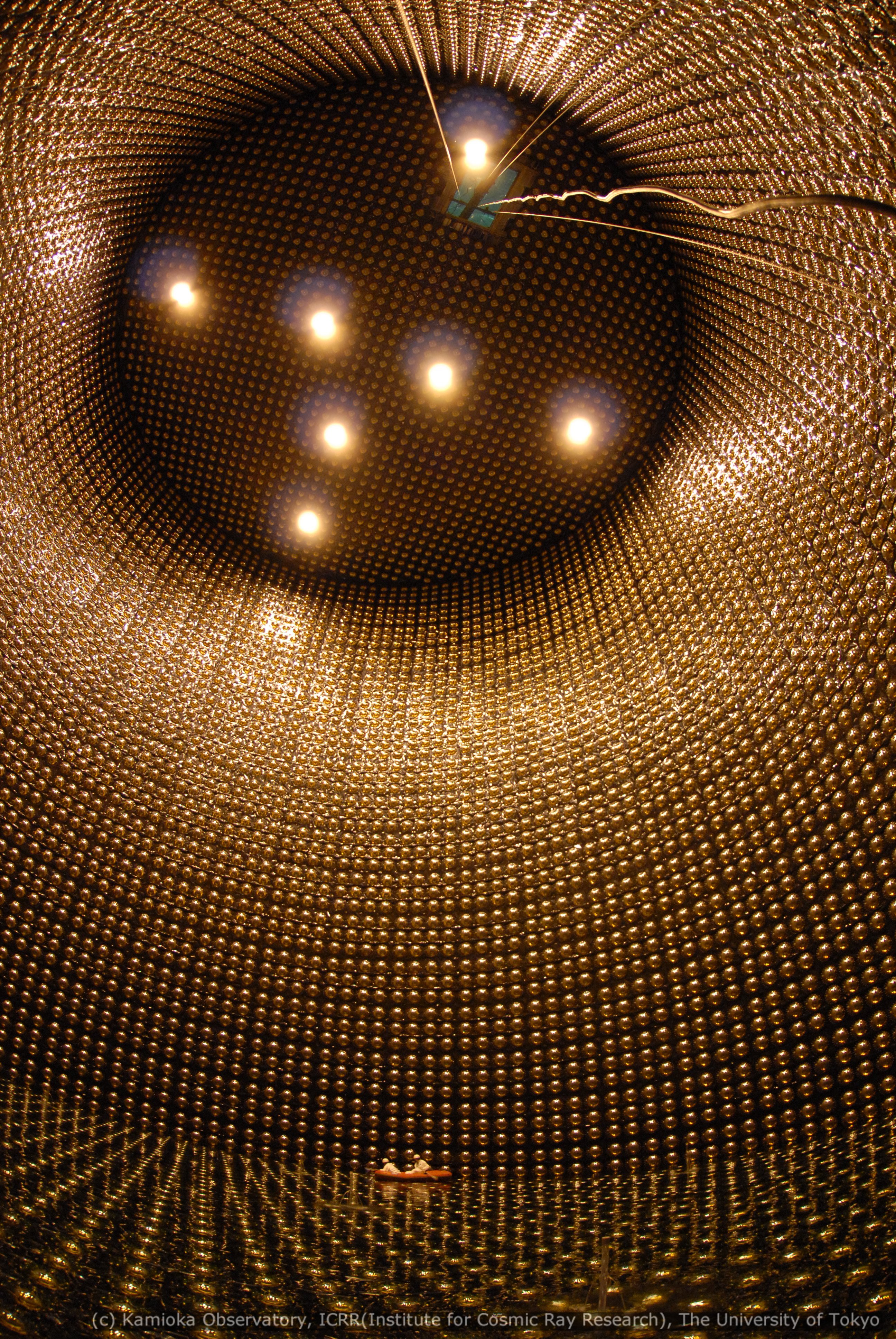 NeutrinovĂ˝ detektor Superkamiokande (zdoj Kamioka Observatory, ICRR, The University of Tokio).