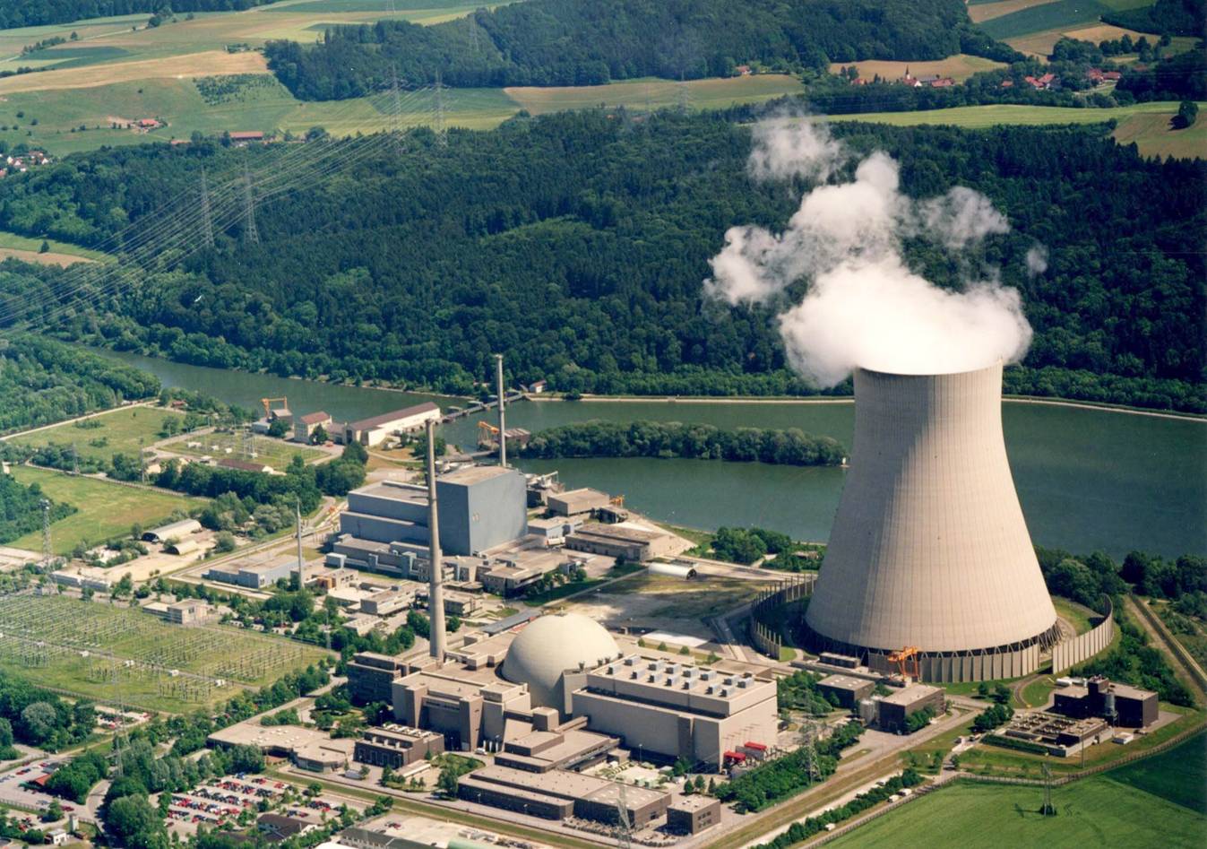 Bavorská elektrárna Isar-2 byla odstavena v roce 2023 (Zdroj Wiki)