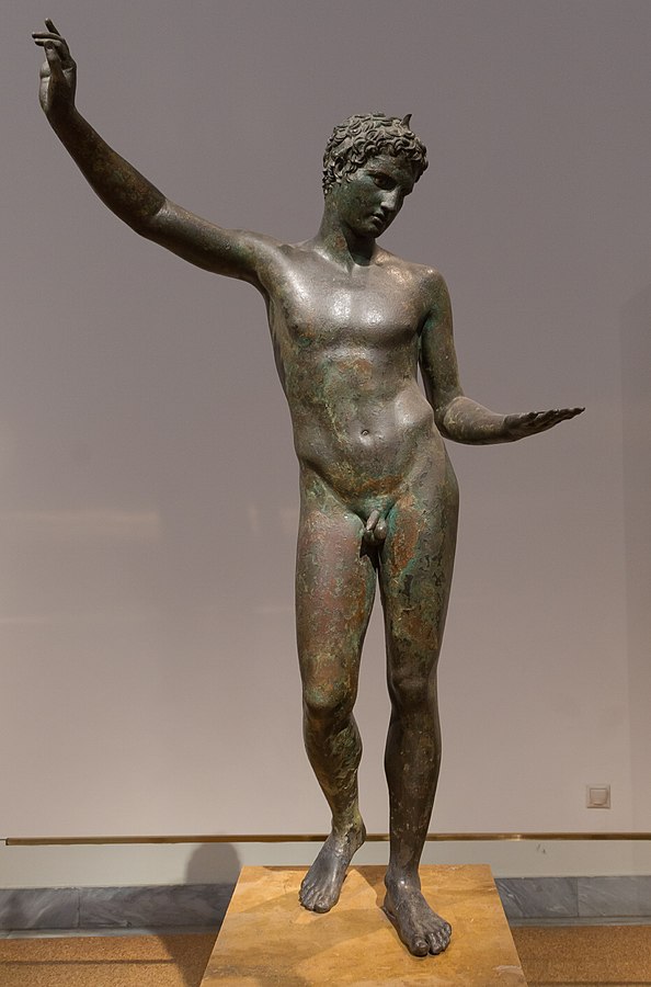 Hermés v přestrojení za běžce od Marathónu nebo za mladého věštce, 340-330 před n. l. Národní archeologické muzeum v Athénách, X 15118. Kredit: Jebulon, Wikimedia Commons.