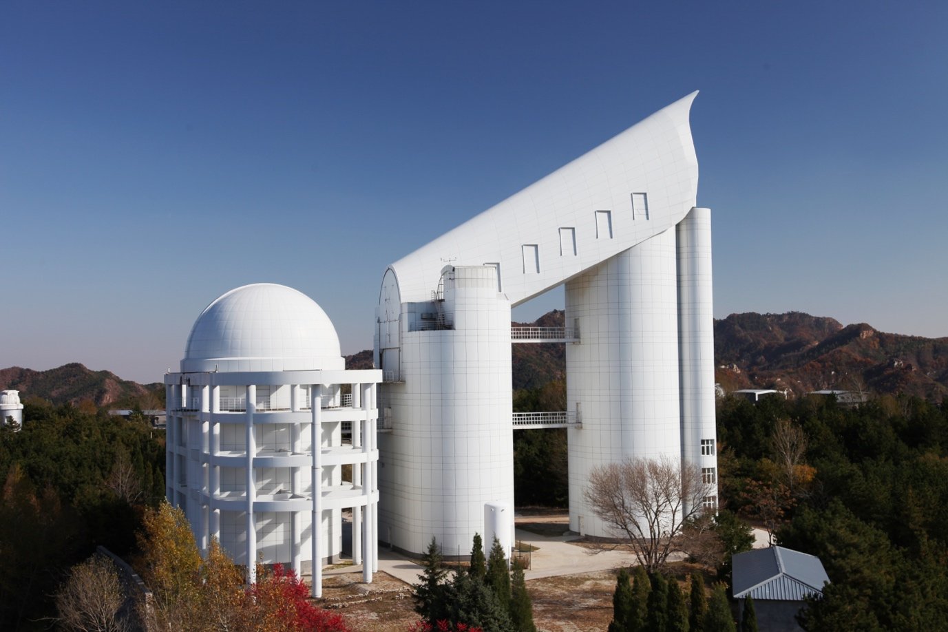 Zajímavý čínský optický dalekohled LAMOST (Large Sky Area Multi-Object Fibre Spectroscopic Telescope) se dvěma zrcadly tvořenými šestiúhelníkovými ovladatelnými segmenty Credit: NAOC National Astronomical Observatories, Chinese Academy of Sciences  h