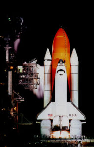 Raketoplán Columbia s družicí Chandra na palubě pár okamžiků před startem. Zdroj: https://chandra.harvard.edu/