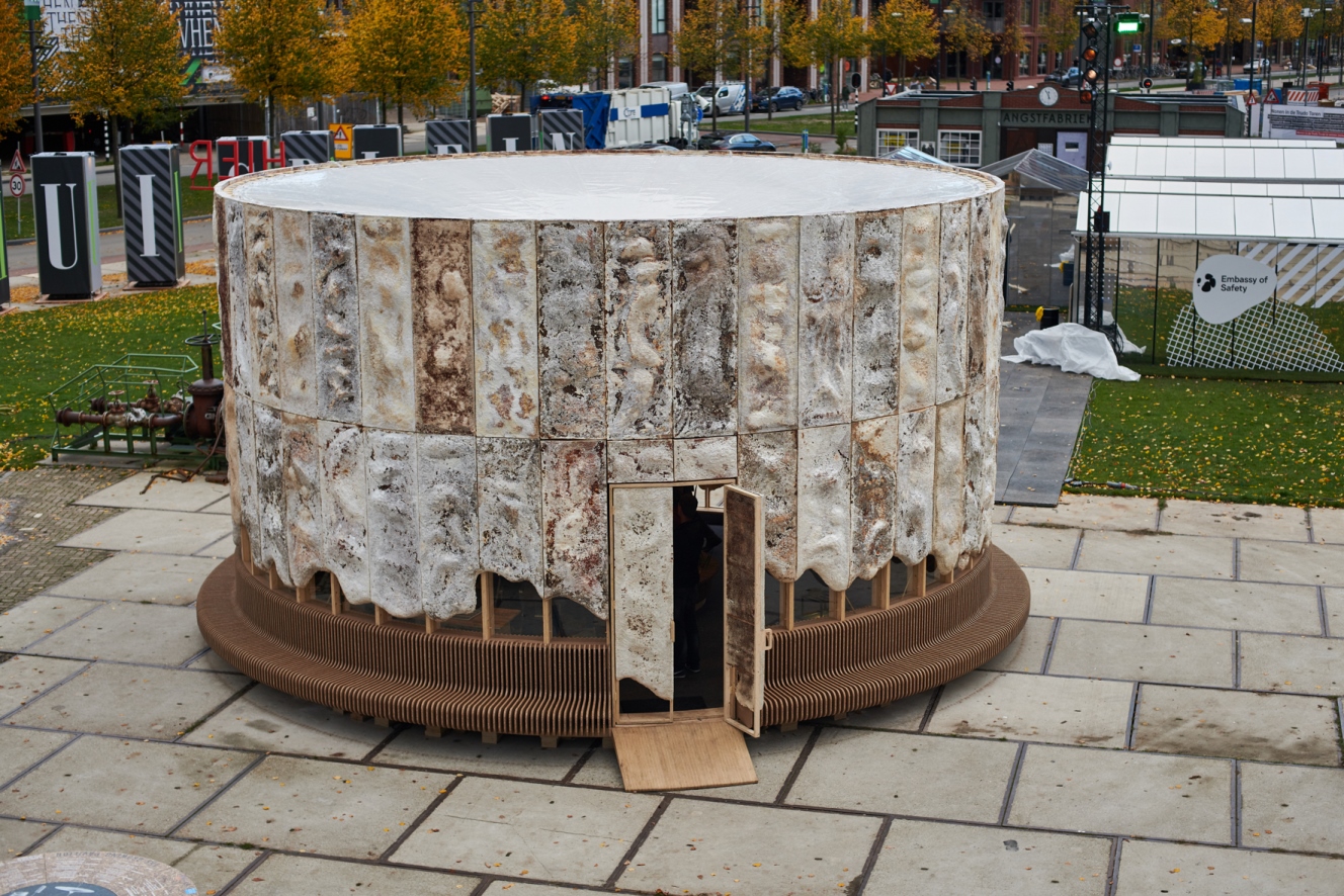 Growing Pavilion sestavený z 88 myceliových plátů a prezentován během týdne Dutch Design Week 2019 v Eindhovenu. V roce 2022 byl znovu postaven na květinové výstavě Floriade Expo 2022 v Amsterdamu.  Kredit: Oscar Vinck, stránky Biobased Creations/Com