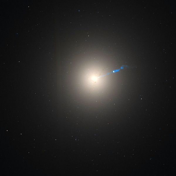 Ikonická galaxie Messier 87 se supermasivní černou dírou P?wehi. Kredit: NASA / STScl.