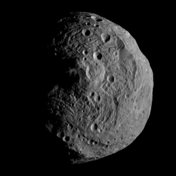 Planetka Vesta na snímku sondy Dawn. Kredit: NASA/JPL-Caltech/UCLA/MPS/DLR/IDA.