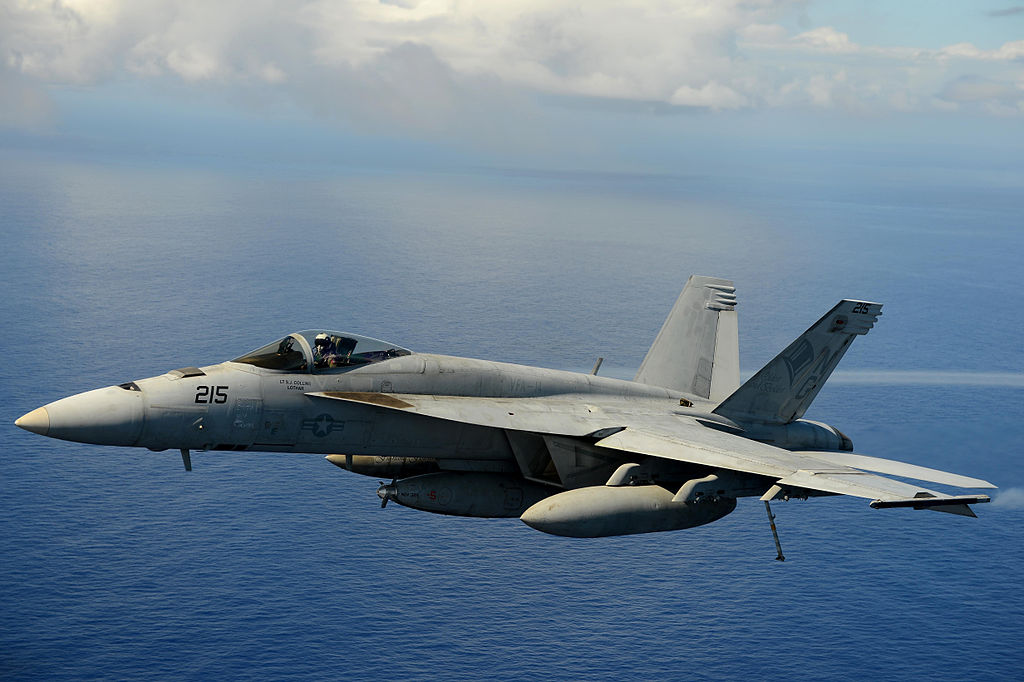 SoudobĂ˝ vĂ­ceĂşÄŤelovĂ˝ bojovĂ˝ letoun US Navy Boeing F/A-18E Super Hornet. Kredit: MCSA Ignacio D. Perez / Wikimedia Commons.