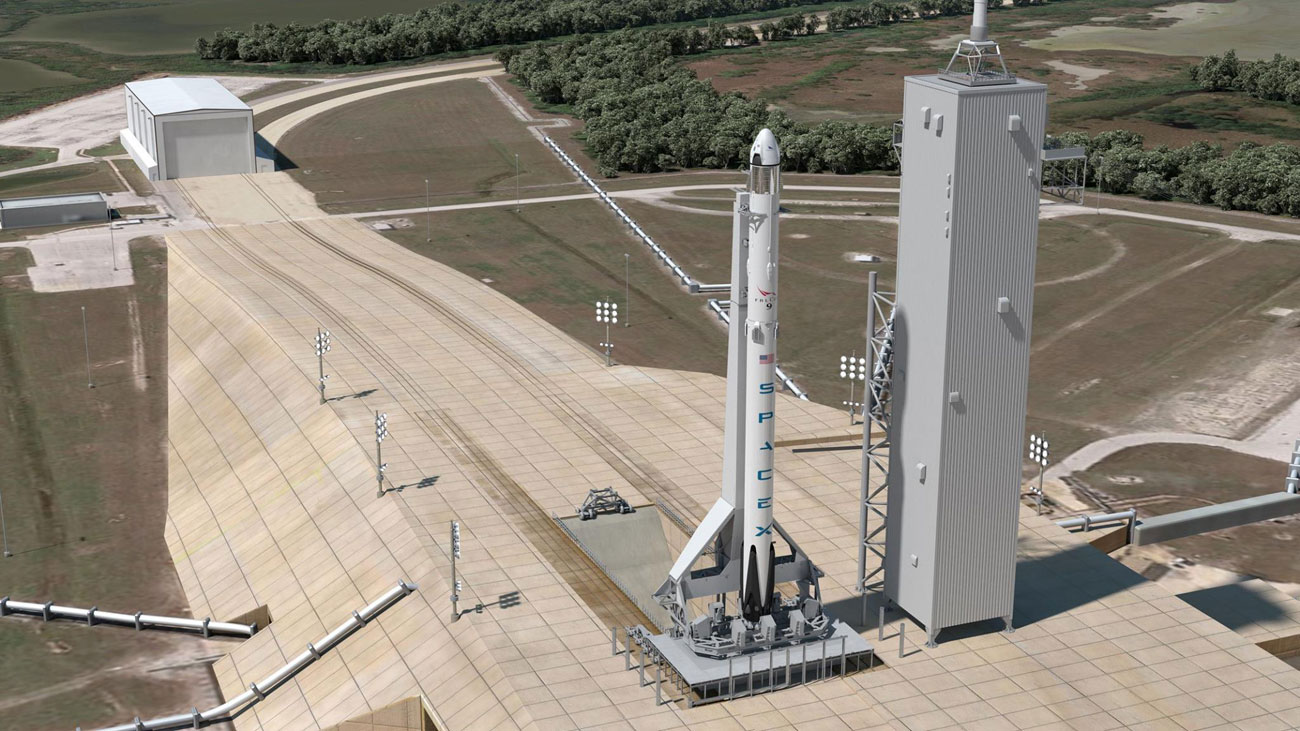 Raketa Falcon 9 v1.2 s pilotovanou lodĂ­ Crew Dragon na rampÄ› 39A.  Zdroj: https://scontent-vie1-1.xx.fbcdn.net