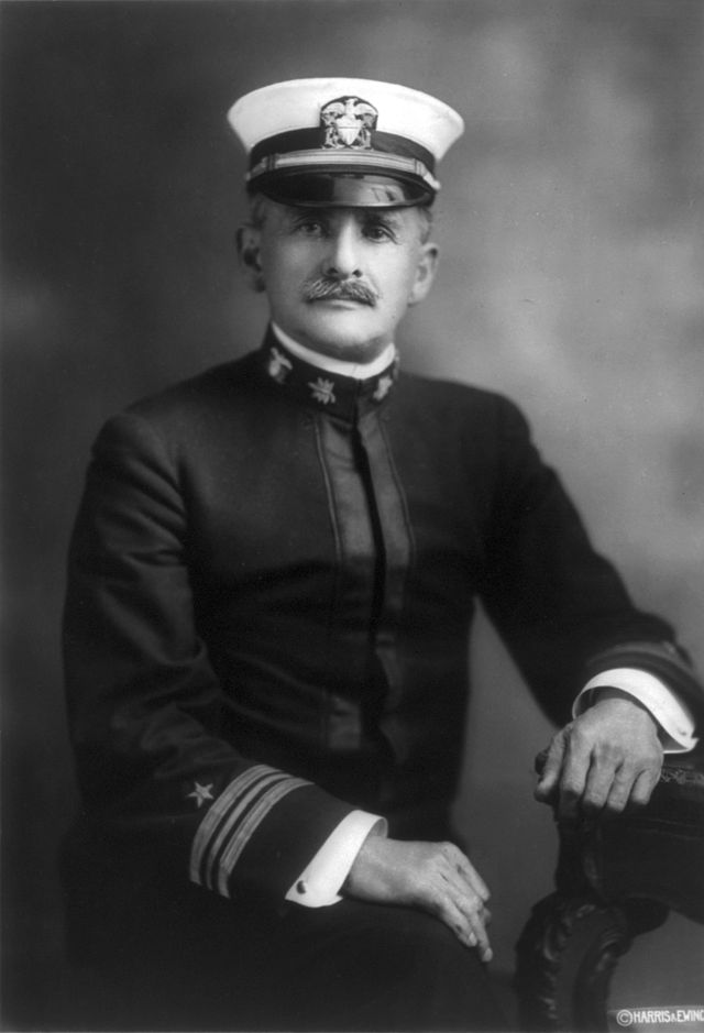 Albert Abraham Michelson, americkĂ˝ fyzik narozenĂ˝ v Polsku. V roce 1907 obdrĹľel za svĂ© pĹ™esnĂ© optickĂ© pĹ™Ă­stroje Nobelovu cenu za fyziku. (Kredit:Â Wikipedia)