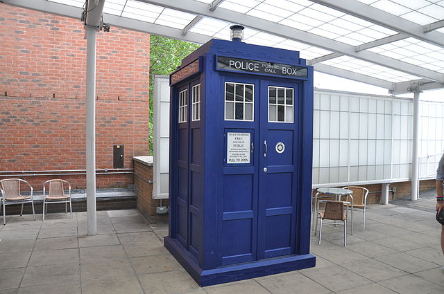 TARDIS. Klasika. Kredit: Babbel1996, Wikimedia Commons, CC BY-SA 4.0