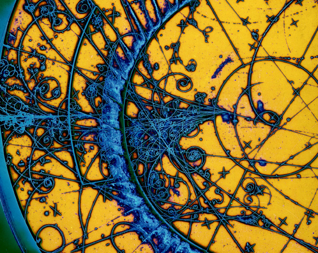 Částice v bublinkové komoře (ilustrace). Kredit: CERN.