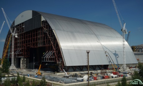 NovĂ˝ sarkofĂˇg pro zniÄŤenĂ˝ blok ÄŚernobylskĂ© jadernĂ© elektrĂˇrny (zdroj ÄŚernobylskĂˇ jadernĂˇ elektrĂˇrna).