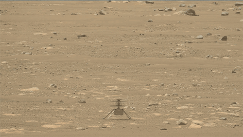 Dron Ingenuity na Marsu při svém testovacím letu (zdroj NASA).