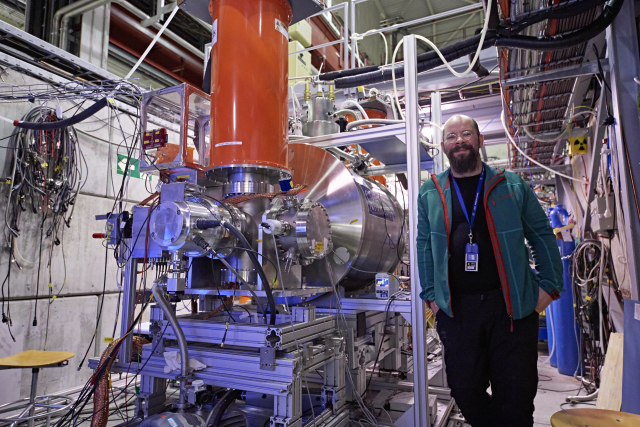 Experiment BASE a mluvčí tohoto experimentu Stefan Ulmer (zdroj CERN).