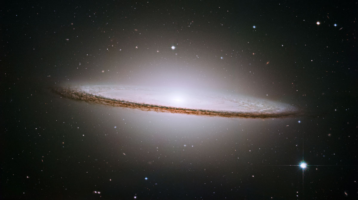 Co se galaktickĂ©ho snĂ­mkovĂˇnĂ­ tĂ˝ÄŤe, i zde byl takĹ™ka jasnĂ˝ vĂ­tÄ›z. Je jĂ­m spirĂˇlnĂ­ galaxie Sobrero (dle Hubbleovy klasifikace galaxiĂ­ typu SAa), zhruba poloviÄŤnĂ­ velikosti MlĂ©ÄŤnĂ© drĂˇhy, jejĂ­Ĺľ svÄ›tlo k nĂˇm putuje tĹ™icet milionĹ