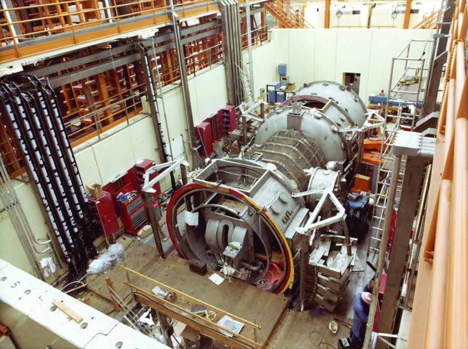 Otevřený systém s magnetickými zrcadly TMX v roce 1979 (zdroj LLNL – Robert H. Hirschfeld).