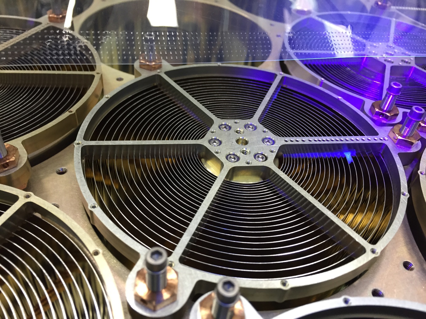 Sestava zrcadel detektoru NICER, která soustřeďuje rentgenové fotony na křemíkové detektory. (Zdroj NASA/Keith Gendreau).