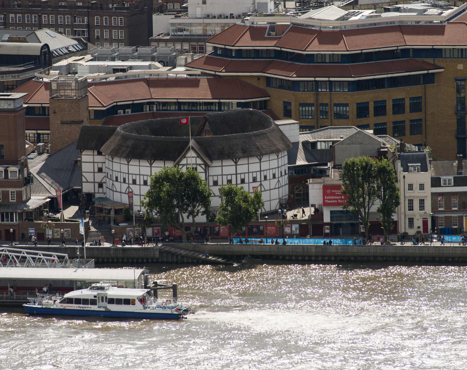 Replika divadla Globe. Kredit: Steve Collis, Creative Commons Attribution 2.0. 
https://commons.wikimedia.org/wiki/File:Shakespeare%C2%B4s_Globe_(8162111781).jpg