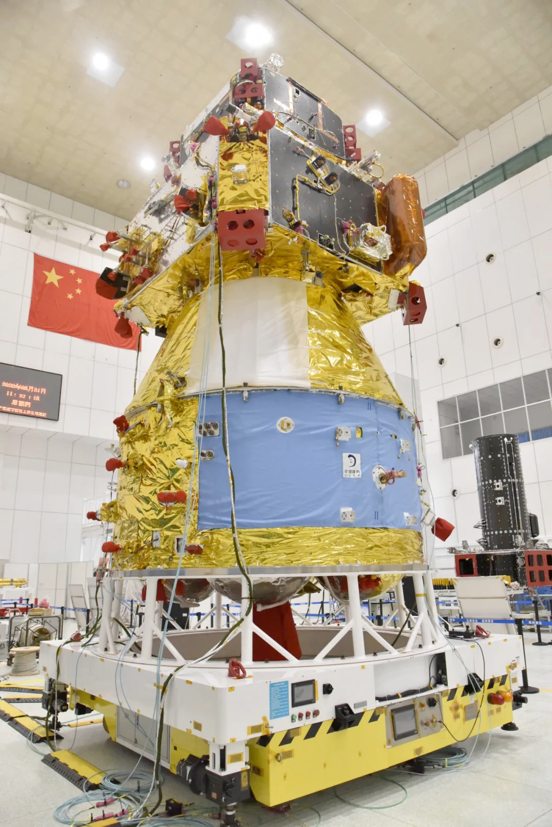 Sonda Čchang-e 5 při její předstartovní přípravě (zdroj CNSA).
