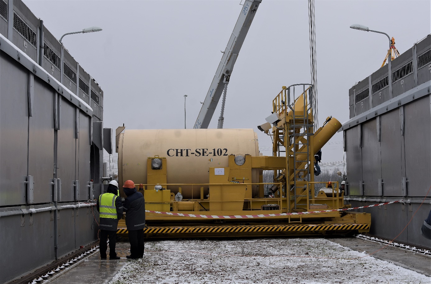 Uložení druhého kontejneru do kóje suchého úložiště ISF-2 (zdroj Černobylská jaderná elektrárna).